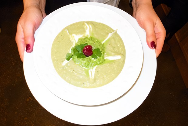 Холодный суп из авокадо с приправой из кинзы