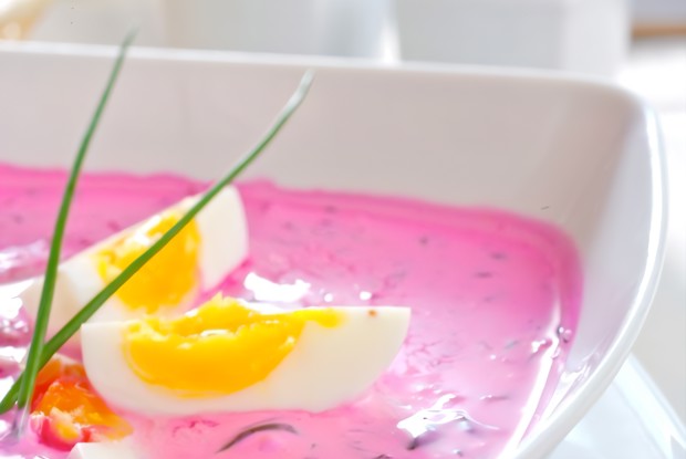 Холодный суп из свеклы с огурцами, щавелем и березовым соком