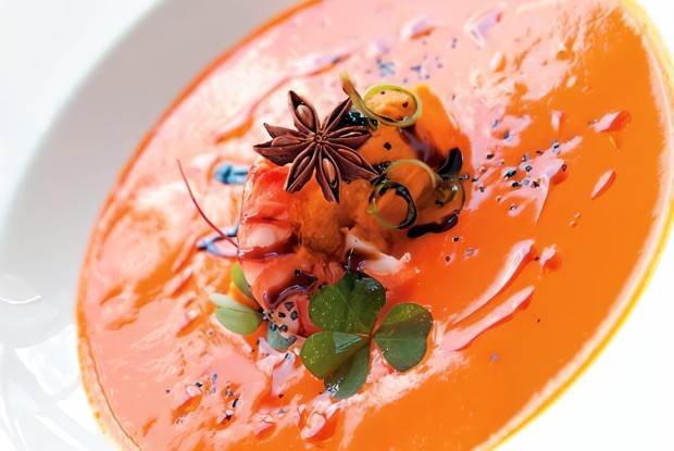 Холодный тыквенный суп с теплыми креветками