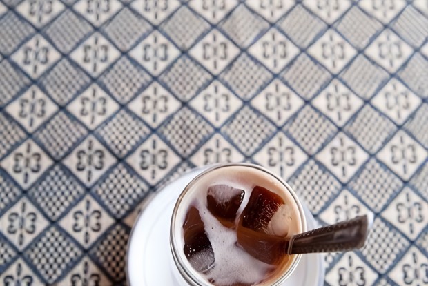 Холодный турецкий кофе с молоком и кардамоном