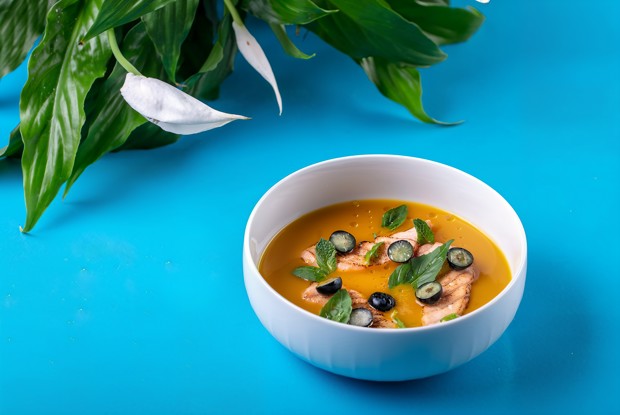 Холодный манговый суп с форелью, голубикой и базиликом