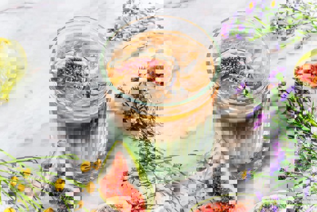 Холодный латте с инжиром и шпинатом