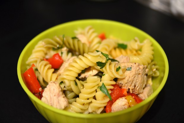 Холодный салат с фузилли, индейкой и сладким перцем