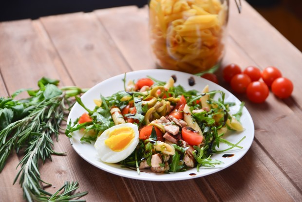 Холодный салат с пастой пенне и курицей