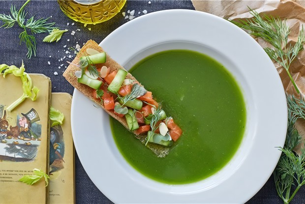 Холодный суп из бакинских огурцов с лососем и лепестками миндаля