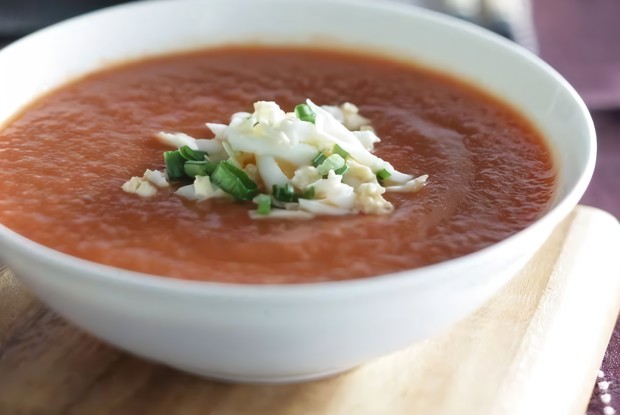 Холодный суп с помидорами, болгарским перцем и перцем чили