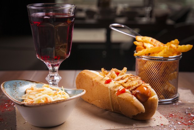 Хот-дог Лакки Лучано с салатом коул слоу и луком фри