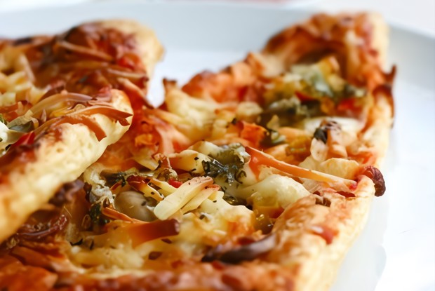 Хрустящая закуска из пармской ветчины, пекорино и розмарина