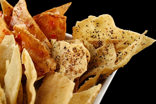 Хрустящие чипсы из питы с чили и сыром