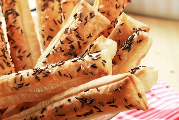 Хрустящие палочки из слоеного теста с ветчиной и горгонзолой