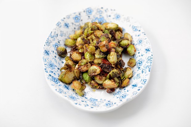 Хрустящая брюссельская капуста в чили-карамели