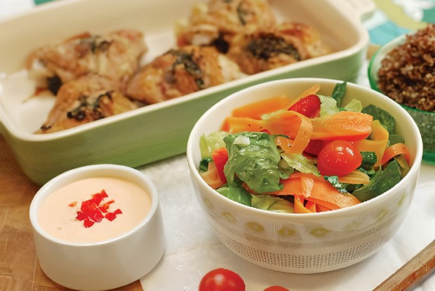 Хрустящая курица с пряностями и салатом