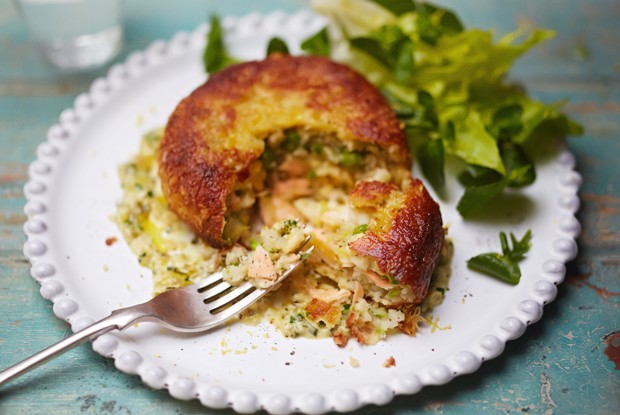 Хрустящие рыбные кексы с кремовым соусом из белого вина