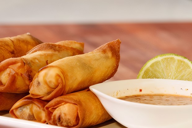 Хрустящие сигары с креветками и кокосовым соусом