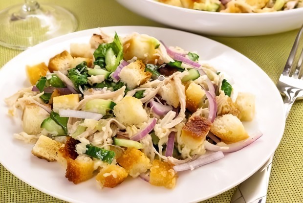 Хрустящий куриный салат с огурцами и сухариками