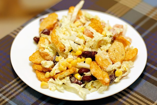 Хрустящий салат с пекинской капустой, кукурузой и сухариками