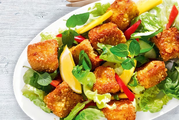 Хрустящая рыба с летним салатом