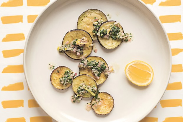 Хрустящие баклажаны с соусом из лука-шалота