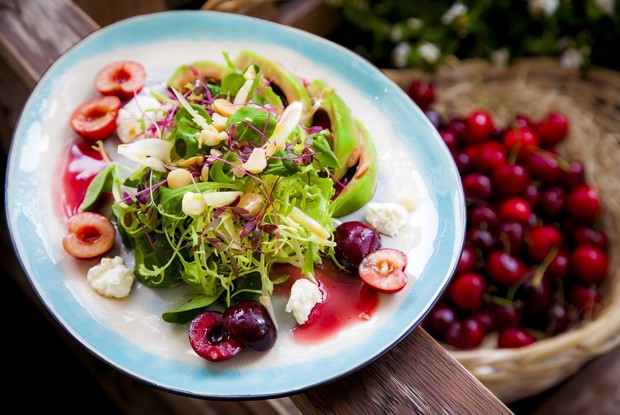 Хрустящие листья салата с черешней и макадамия