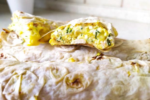 Хрустящие рулетики из лаваша с сыром