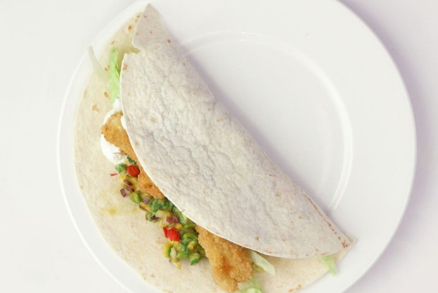 Хрустящие рыбные тако с сальсой из манго