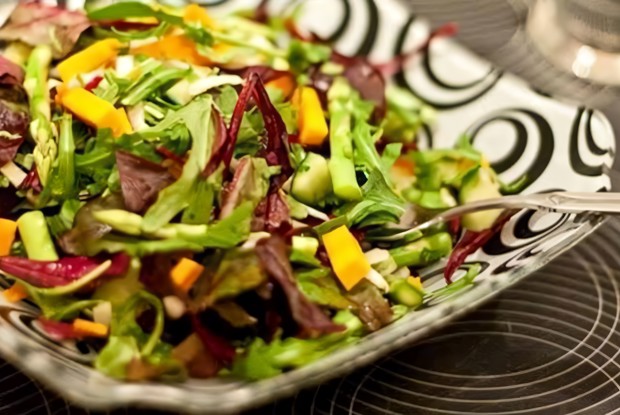 Хрустящий салат с тыквой и свекольными листьями