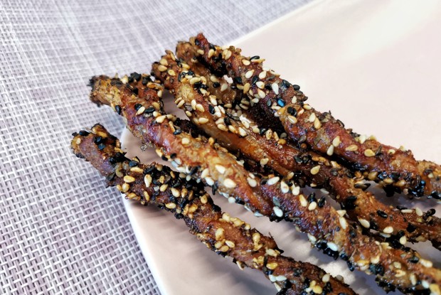 Хрустящие палочки из бекона с кунжутом