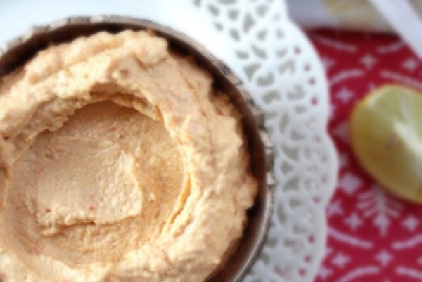 Хумус с кунжутной пастой, кумином, чесноком, лимонным соком и оливковым маслом