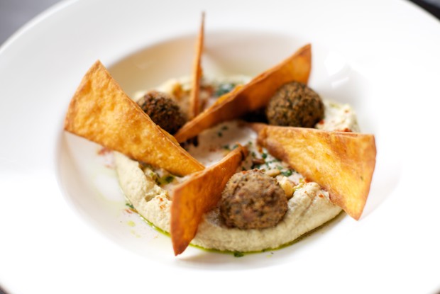 Хумус с печеным перцем и фалафелем