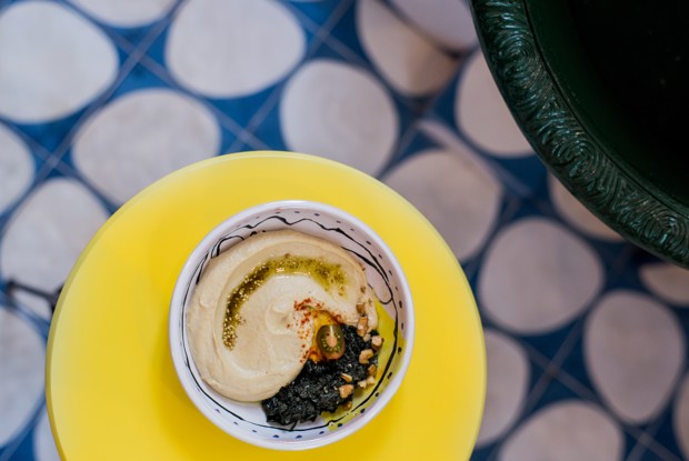 Хумус со шпинатом и черри