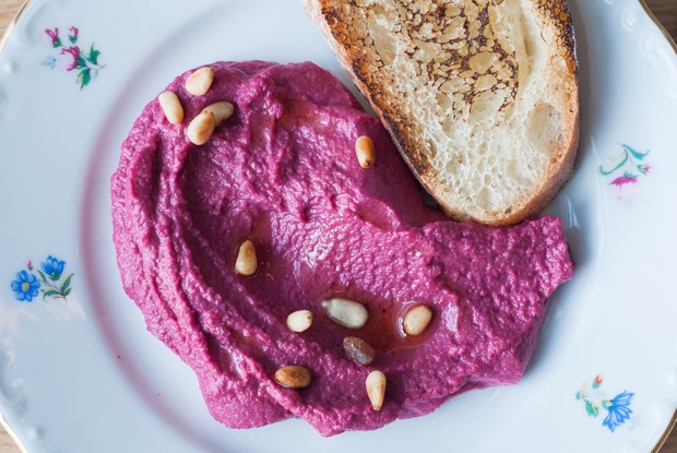 Хумус со свеклой и козьим сыром