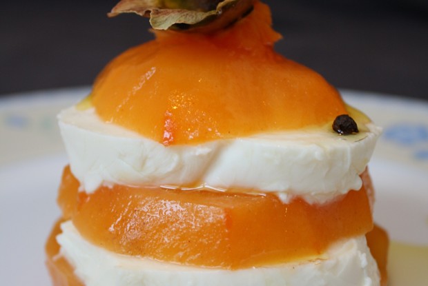 Хурма с моцареллой