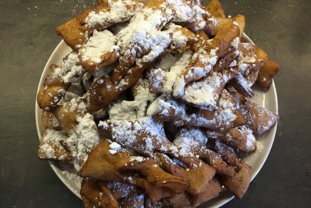 Хворост с сахарной пудрой