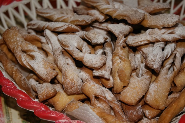 Хворост с сахаром