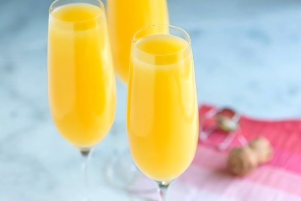 Игристое вино со сладким лимоном