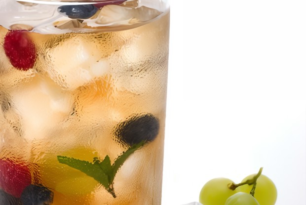 Имбирный пунш с белым ромом, ананасами и черникой