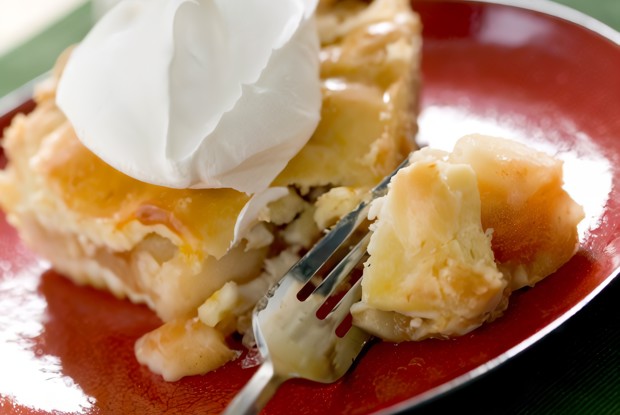 Имбирно-абрикосовый пирог с орехами и сливочной глазурью