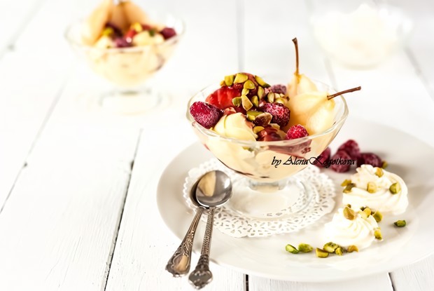 Имбирное мороженое с пряной грушей под малиновым соусом