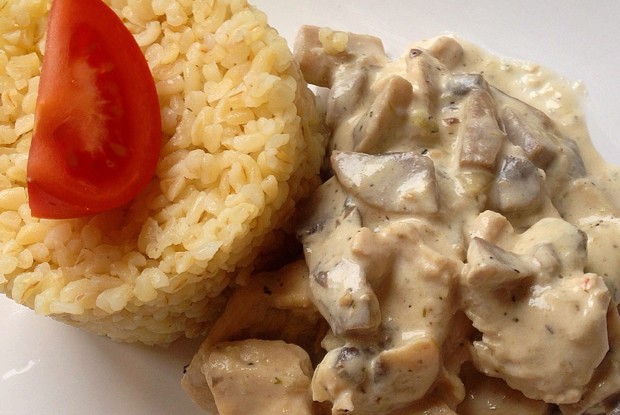 Индейка с грибами в сливочном соусе с булгуром