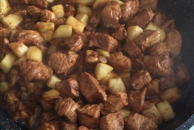 Индейка с яблоками и луком