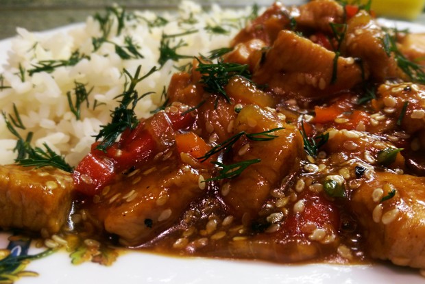 Индейка с овощами, кунжутом и соусом терияки