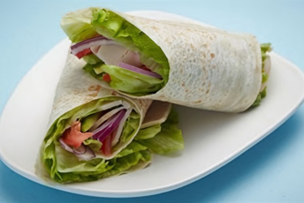 Индейка с салатом в лаваше