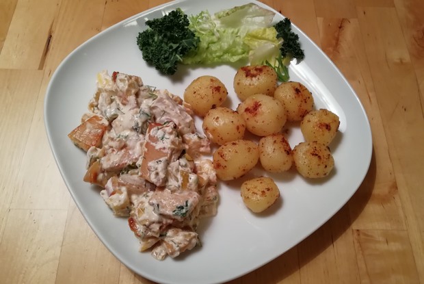 Индейка в горшочке со сметаной и персиками