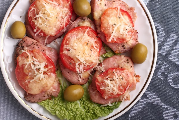 Индейка, запеченная под сыром с помидорами