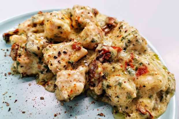 Индейка, обжаренная в сливках с сыром и шпинатом