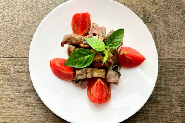 Индейка с базиликом и баклажаном