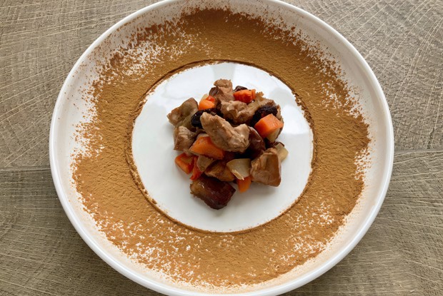 Индейка с черносливом и корицей в духовке