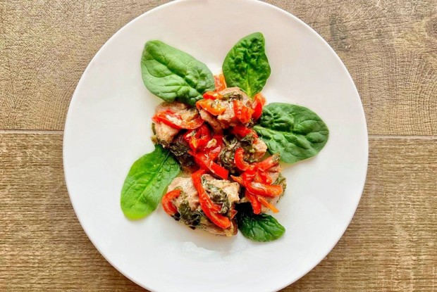 Индейка в духовке с перцем и шпинатом