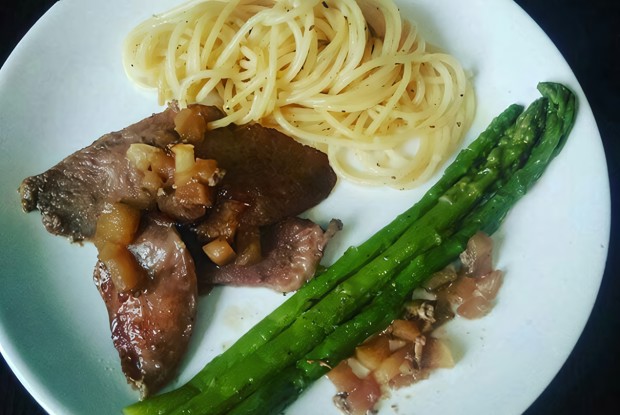 Индейка с яблоками и спаржей