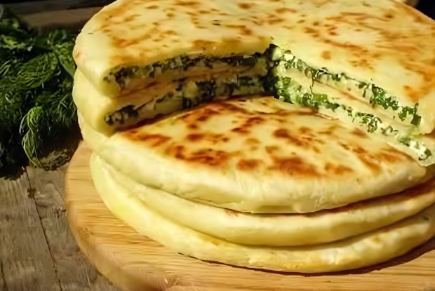 Индийская лепешка паратха с зеленью и сыром